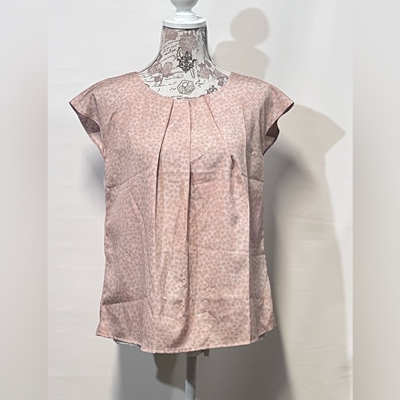 🛍️VIOLET & CLAIRE Soft‎ peach with gray dot pattern top size M. - Picture 2 of 13